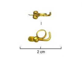 AMP-4015 - Amulette phalliqueorMinuscule phallus avec ses bourses stylisées, anneau de suspension perpendiculaire, prolongé vers l'arrière par une plaque verticale font l'extrémité peut être entaillée pour évoquer les doigts d'une main faisant le geste de la figue.