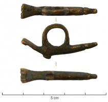 AMP-4019 - Amulette phalliquebronzeAmulette coulée, représentant d'un côté un phallus, de l'autre une extrémité aplatie et striée évoquant une main faisant le geste prophylactique de la 