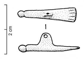 AMP-4022 - Amulette phalliquebronzeAmulette coulée, rectiligne, représentant d'un côté un phallus stylisé, de l'autre une extrémité aplatie et striée évoquant une main (aucune indication du geste prophylactique de la 