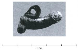 AMP-4025 - Amulette phalliqueverrePendentif en verre bleu, figurant un phallus dressé avec les testicules en arrière; anneau de suspension rapporté. Une peinte de verre blanc fisée sur le gland évoque le sperme.