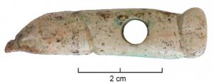 AMP-4026 - Amulette phalliqueosPhallus sculpté montrant à l'une des extrémités, les deux testicules et à l'autre extrémité, le gland avec la présence d'une goutte. Objet perforé à mi-longueur.