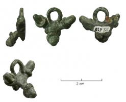 AMP-4037 - Amulette phalliquebronzePendentif constitué de trois phallus dressés, autour d'un anneau de suspension.