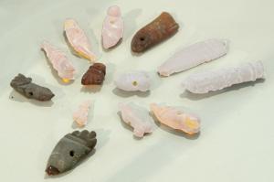 AMP-4042 - Amulette phalliqueambreAmulette courte et trapue, composée d'un côté d'un phallus, de l'autre d'une main stylisée faisant le geste de la figue (extrémité du pouce passé entre le majeur et l'index); entre les deux, étroite perforation transversale pour la suspension.