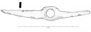 ANI-4002 - AnilleferAnille de forme effilée, la tige à extrémités plates ou pointues est interrompue par une plaque ronde ou carrée sur pointe, centrée et percée pour l'axe de rotation de la meule.