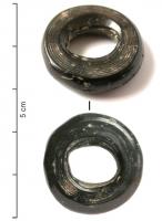 ANO-4001 - AnneauosTPQ : 1 - TAQ : 260Pièce technique assurant la liaison entre d'autres éléments montés sur un axe : deux faces externes parallèles entre elles montrent des traces d'usure, voire de rotation. La perforation centrale peut être irrégulière, n'étant pas visible dans le montage d'origine.