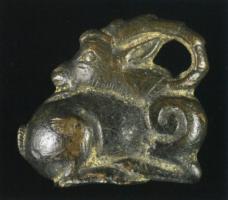 APH-2002 - Applique de harnais zoomorphe : ibexbronzeApplique de harnais en forme d'ibex, tête retournée vers l'arrière ; attaches au revers pour 2 sangles se croisant à angle droit.