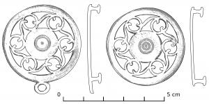 APH-2003 - Applique de harnaisbronzeApplique de harnais ajourée en alliage cuivreux, deux rivets de fixation coulés au revers. Ce centre est un disque plein, orné de cannelures concentriques ; variantes avec et sans anneau latéral.