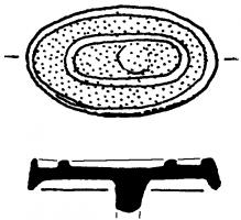 APH-4003 - Applique de harnais émailléebronzeApplique de harnais, forme ovale (les côtés longs peuvent être presque parallèles), de petite taille (<25 mm), un seul bouton de fixation pour cuir au revers ; décor émaillé en champlevé, loges concentriques (circulaires ou ovales).