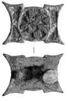 APH-4005 - Applique de harnais émailléebronzeApplique coulée et émaillée, comportant un cercle accosté de deux appendices à bords concaves ; décor émaillé pouvant faire appel à des millefiori, avec simple disque ou disque et couronne ; au revers, deux boutons de fixation destinés à un support en cuir.