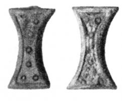 APH-4006 - Applique de harnais émailléebronzeApplique de harnais à bords allongés concaves (les autres peuvent être concaves ou parallèles), deux boutons de fixation pour cuir au revers ; décor émaillé.