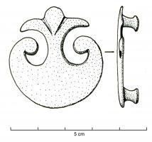 APH-4008 - Applique de harnais : peltebronzeApplique plate, en forme de pelte à fleuron central, pourvue au revers, selon la taille, d'un ou de deux boutons en forme de rivets ; ces derniers peuvent être placés verticalement ou horizontalement.