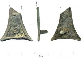 APH-4041 - Applique de harnais émailléebronzeApplique de harnais à bords allongés concaves, deux boutons de fixation pour cuir au revers ; décor de loges émaillées, avec plusieurs variantes : deux loges lisses; trois loges lisses avec une petite au centre; parfois des logettes circulaires au niveau des rivets.