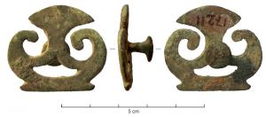 APH-4043 - Applique de harnaisbronzeApplique probablement constituée de deux peltes ajourées et affrontées, avec un rebord débordant à une extrémité et deux rivets de fixation au revers.