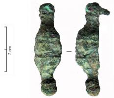APH-4045 - Applique de harnaisbronzeApplique symétrique, à corps renflé barré de deux cannelures, extrémités en boutons moulurés ; deux appendices de fixation au revers.