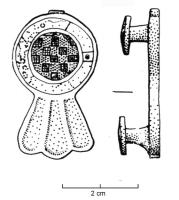 APH-4046 - Applique de harnais émailléebronzeApplique circulaire comportant une couronne émaillée autour d'un disque central également émaillé (millefiori), au-dessus d'un appendice avec trois loges d'émail en éventail ; au revers, deux rivets pour fixation sur cuir.