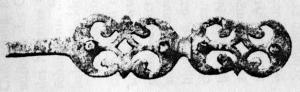 APH-4057 - Applique de harnais : peltesbronzeApplique de harnais en doubles peltes adossées et ajourées; deux rivets de fixation au revers.