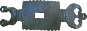 APH-4060 - Applique de harnaisbronzeApplique de harnais constituée d'une plaque rectangulaire, aux bords festonnés, percée d'une ouverture centrale quadrangulaire, et pourvue d'une extrémité en forme de lunule et d'une autre en forme de pelte.