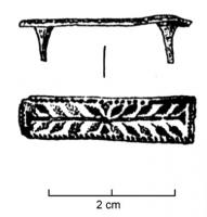 APH-4067 - Applique de harnais nielléebronzeApplique rectangulaire allongée, deux pointes de fixation au revers ; décor niellé organisé de manière symétrique, souvent le long d'un axe longitudinal.