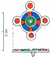 APH-4072 - Applique de harnais émailléebronzeApplique de harnais circulaire avec couronnes concentriques émaillées, quatre petits disques émaillés sur le pourtour. Pointe de fixation centrale au revers.