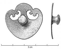 APH-4081 - Applique de harnais : peltebronzeApplique plate en forme de pelte, la pointe centrale en fleuron touchant les extrémités et donnant aux deux ajours des formes de peltes ; au revers, tenon de fixation centré.