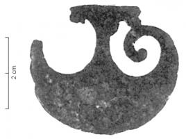 APH-4097 - Applique de harnais : peltebronzeApplique plate en forme de pelte, les crosses touchant la pointe qui s'évase en deux petites volutes ; au revers, deux ou parfois trois rivets de fixation.