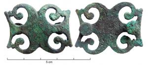 APH-4104 - Applique de harnaisbronzeApplique plate présentant la forme de deux peltes accolées, les crosses touchant la pointe qui s'évase en deux petites volutes. Au revers, deux rivets de fixation.