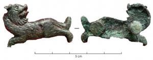 APH-4110 - Applique de harnais zoomorphe : lionbronzeApplique de harnais en forme de lion courant à gauche ou à droite et pourvus de deux rivets de fixation au revers.