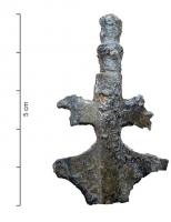 APH-4120 - Applique de harnais : pointe de bénéficiairebronzeApplique de harnais en forme de pointe de lance de bénéficiaire, avec ses ajours ; au revers, deux boutons pour fixation sur cuir.
