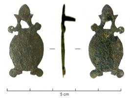 APH-4140 - Applique de harnaisbronzeApplique ovale, avec deux extrémités ajourées formées de crosses affrontées; au revers, deux rivetsde fixation.
