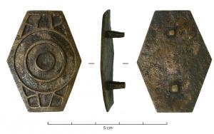 APH-4141 - Applique de harnaisbronzeApplique de forme hexagonale à décor émaillé champlevé : deux couronnes autour d'un disque central, cinq loges géométriques à chaque extrémité ; deux fixations au revers.