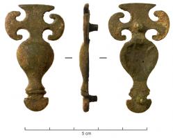 APH-4146 - Applique de harnaisbronzeApplique (extrémité de lanière) comportant un élément en forme de goutte, à terminaison moulurée, surmonté d'une paire de peltes; deux fixations pour cuir au revers.