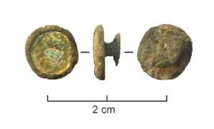 APH-4153 - Applique de harnais émailléebronzeBouton circulaire (paroi externe oblique), de faible diamètre, orné d'émail souvent disposé autour d'une pastille centrale ; au revers, bouton de fixation pour cuir.