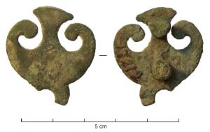 APH-4156 - Applique de harnais : peltebronzeApplique en forme de pelte au sommet non encoché; en-dessous, anneau plat. ; deux rivets de fixation disposés verticalement au revers.