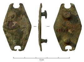 APH-4163 - Applique de harnaisbronzeApplique losangique, plate et lisse, avec des sommets échancrés ; deux rivets de fixation pour cuir au revers.