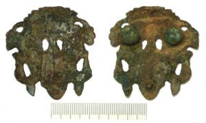 APH-4177 - Applique de harnaisbronzeApplique trifoliée et ajourée, décor ponctué et peut-être niellé. Les feuilles sont étirées, avec à la base des pointes qui remontent sur les côtés; de part et d'autre du sommet, grappes de raison stylisées. Au revers, 3 boutons de fixation destinés à un support en cuir.
