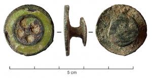 APH-4178 - Applique de harnais émailléebronzeBouton circulaire de faible diamètre, bord parfois guilloché, avec au centre une couronne d'émaux avec inclusions de verre, autour d'un disque également émaillé ; au revers, bouton de fixation pour cuir.