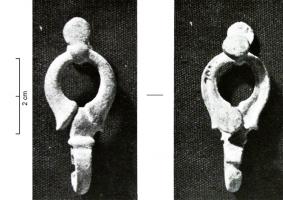 APH-4188 - Suspension de pendant de harnaisbronzeSuspension de pendant de harnais formé de deux trompettes opposées, couronnées par un bouton plat et à terminées par un crochet ouvert permettant la suspension d'un autre élément décoratif ; deux rivets de fixation plat au revers.
