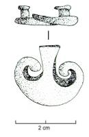 APH-4203 - Applique de harnais : peltebronzeApplique en forme de pelte au sommet non encoché ; deux rivets de fixation disposés horizontalement au revers.