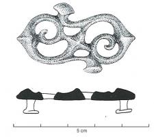 APH-4230 - Applique de harnaisbronzeApplique de harnais symétrique, à décor de trompettes et de rinceaux. Au revers, deux boutons de fixation pour cuir.