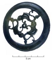 APH-4238 - Phalère de harnaisbronzeDisque dont le décor ajouré est constitué de trompettes recourbées. Quatre petits anneaux, disposés symétriquement permettent la fixation de l'objet. Face avant en relief et arrière plat.