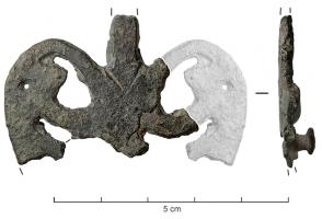 APH-4252 - Applique de harnais ajouréebronzeApplique de harnais constituée d'un motif ajouré (végétalisant) fixé au revers par deux rivets pour cuir.
