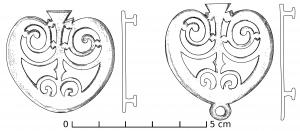 APH-4253 - Applique de harnais : pelte ajouréebronzeApplique de harnais en forme de pelte ajourée ; au revers, deux rivets de fixation pour cuir, en forme de champignons.
