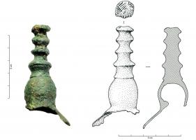 APJ-3002 - Applique de jougbronzeApplique de joug constituée d'une succession de moulures posées sur une base épousant l'angle supérieur du joug, et clouée à l'extrémité des languettes. Le sommet de l'objet est strié pour recevoir un décor émaillé.