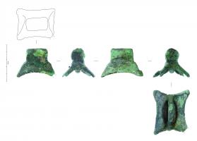 APJ-4004 - Applique de jougbronzeApplique de joug entièrement en bronze, dont la base, équipée d'une forte bélière coulée, épouse la forme de l'arête du joug sur laquelle elle était fixée ; le sommet massif, en forme de dôme rectiligne, est simplement étamé.