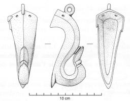 APJ-4009 - Applique de jougbronzeApplique creuse, à extrémité repliée en tête de canard. A l'autre extrémité, anneau externe, perpendiculaire au plan de l'objet et accosté de deux trous de fixation clouée.
