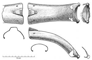 APJ-4013 - Applique de jougbronzeApplique formant une sorte de coque quadrangulaire, aux côtés concaves, ouverte au sommet (2 trous de fixation), avec parfois une sorte d'encoche sans doute prévue pour épouser le départ d'une arête, de l'autre de deux boules d'angles, permettant peut-être un accrochage avec des liens; revers creux.