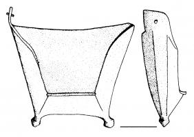 APJ-4014 - Applique de jougbronzeApplique formant une sorte de coque trapézoïdale, ouverte au sommet (un trou et une patte de fixation), pourvue de l'autre côté de deux boules d'angles, permettant peut-être un accrochage avec des liens ; revers creux.