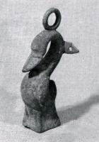 APJ-4023 - Applique de jougbronzeApplique creuse, à extrémité repliée en tête de canard et surmontée d'un anneau, avec deux pattes de part et d'autres, percées pour fixation clouée. A l'autre extrémité, douille carrée.