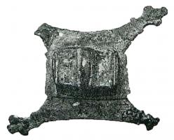 APJ-4025 - Applique de jougbronzeApplique massive, de section rectangulaire marquée, au sommet, de moulures transversales ou longitudinales, posée sur une plaque carrée à bords concaves, aux pointes terminées par des fleurons.