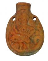 APL-5001 - Ampoule à décor figuratifterre cuiteTPQ : 500 - TAQ : 600Ampoule moulée, de forme ovoïde, avec deux petites anses de suspension ; décor moulé avec sujet figuratif : personnage étouffant un serpent monstrueux ?